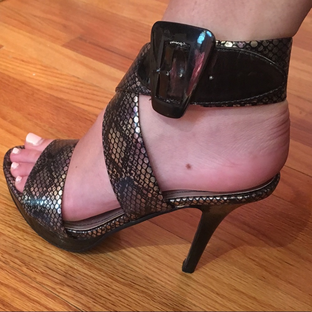 Wraparound Scale Design Heels