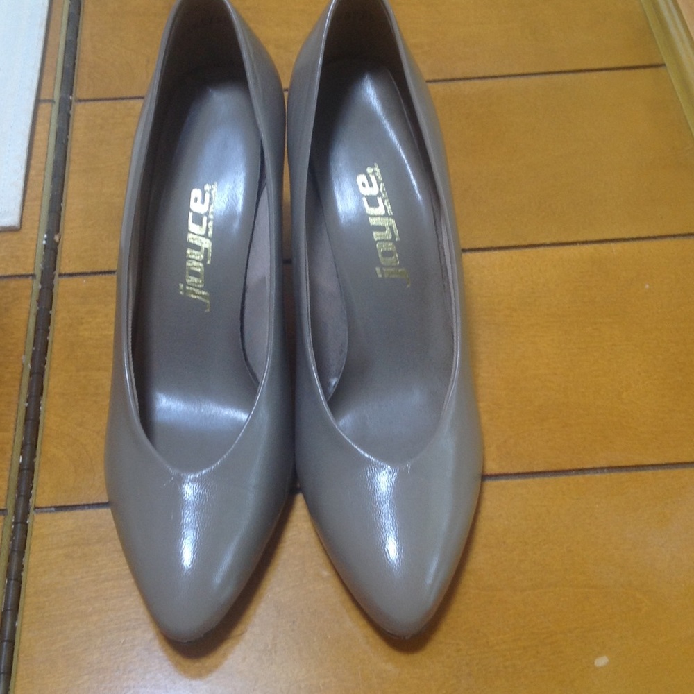 Joyce brand pumps