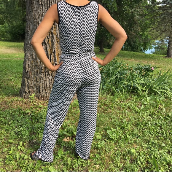 ◻️▪️NWOT ▪️◻️ Chevron Jumpsuit - Picture 2 of 3