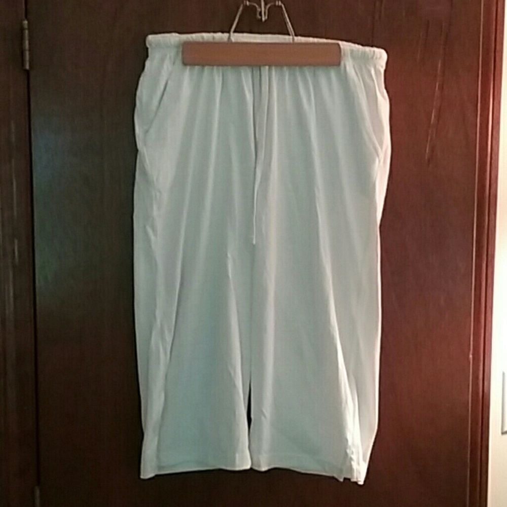 Cotton white Capri pants.