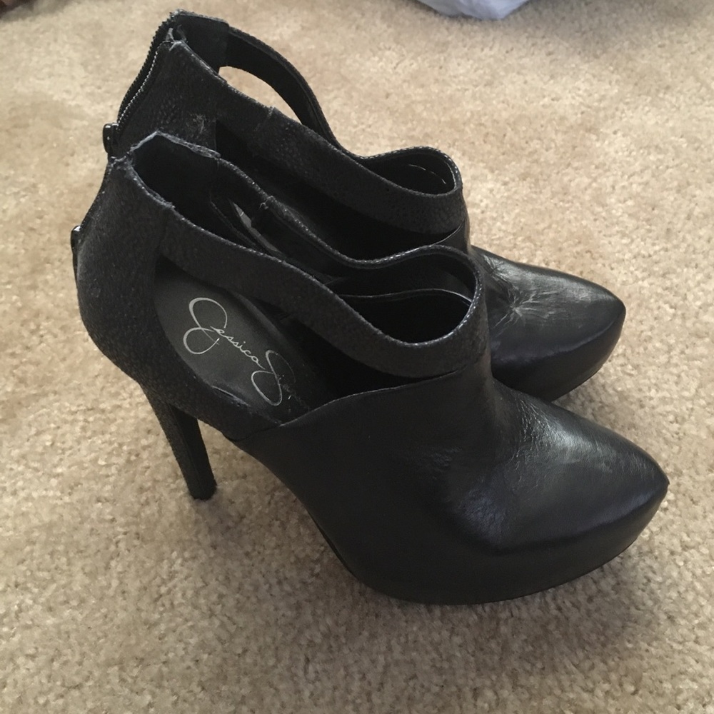 Black leather bootie