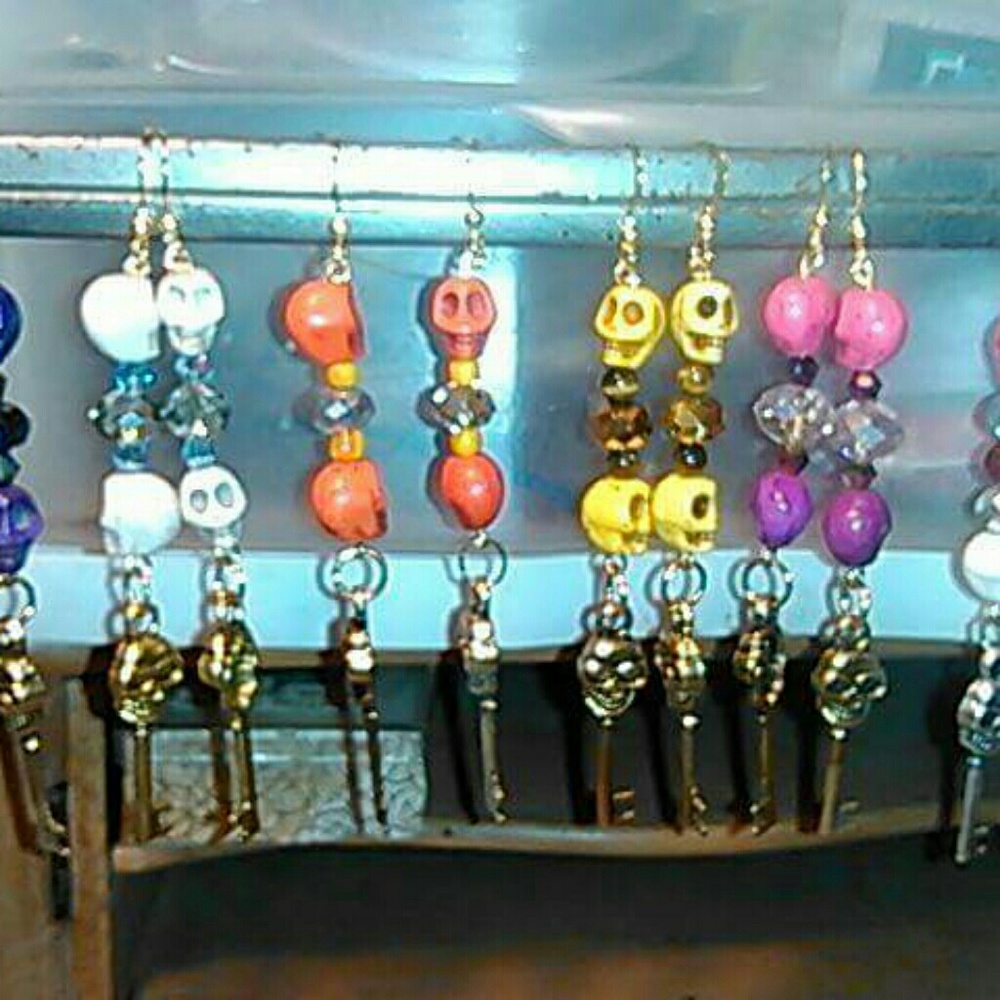 skull earrings