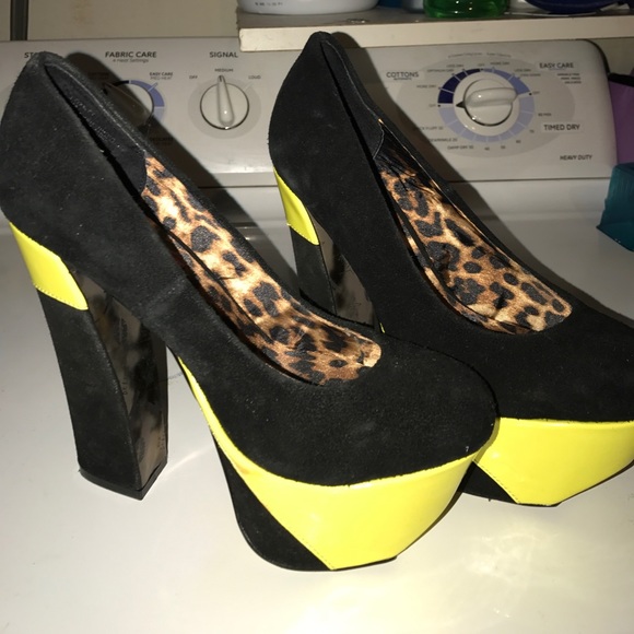 Betsey Johnson Foxeyy Pumps - Picture 1 of 3