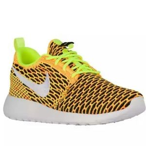NWT Nike Roshe One Flyknit Running Shoe Volt Black