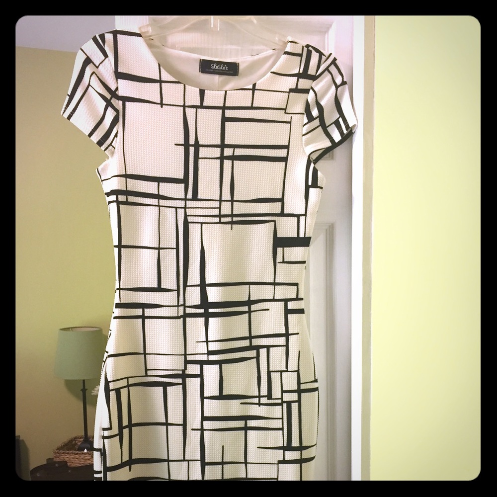 Form fitting capped sleeve dress never worn