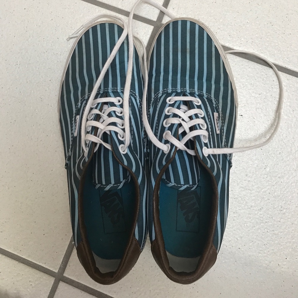👟👟 Vans. Gently worn. Size 8 women's. 6.5 mens