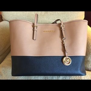 MICHAEL KORS JET SET TRAVEL MEDIUM COLOR-BLOCK