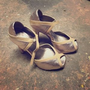 Stunning DANA DAVIS Rose Gold Heels Size 6!