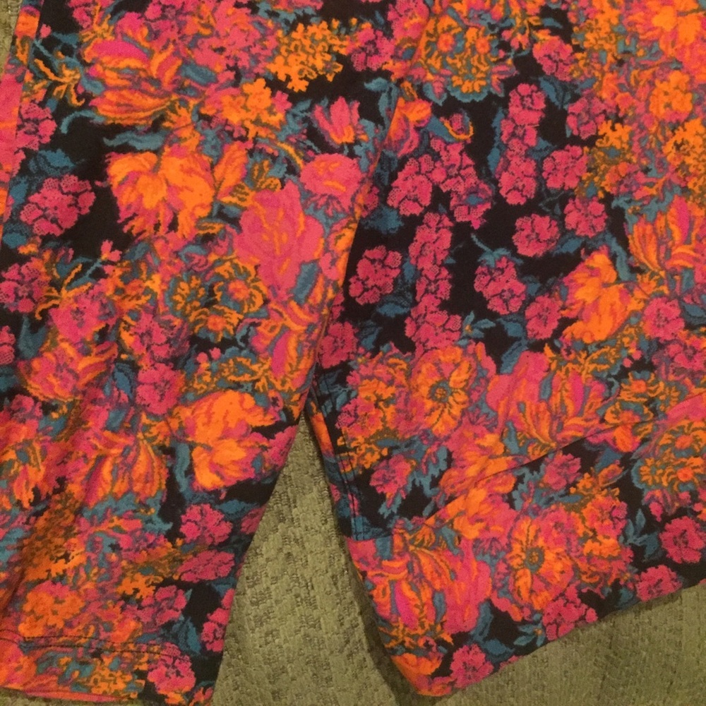 LuLaRoe OS Leggings in a bright floral