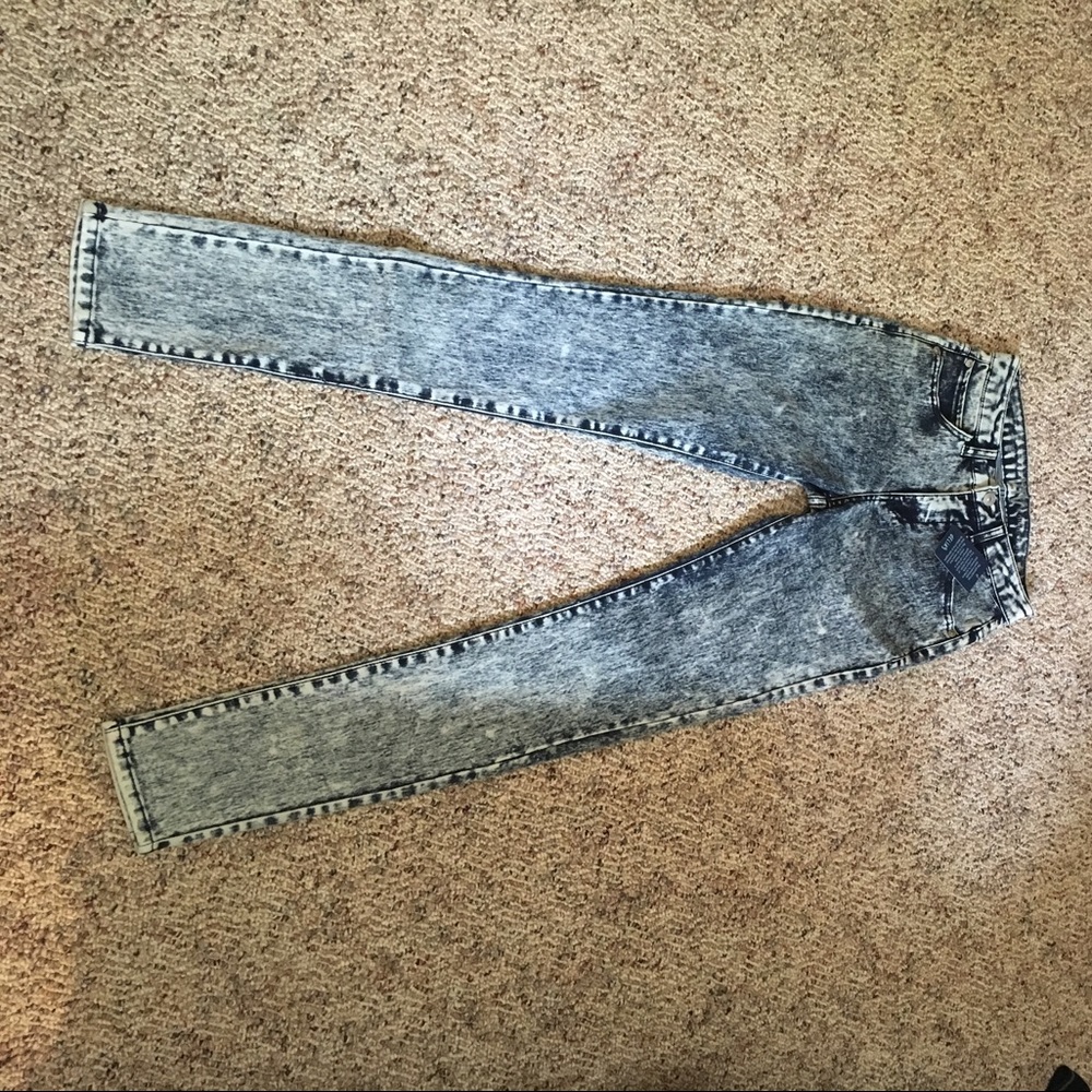 Acid wash high-waisted jeans