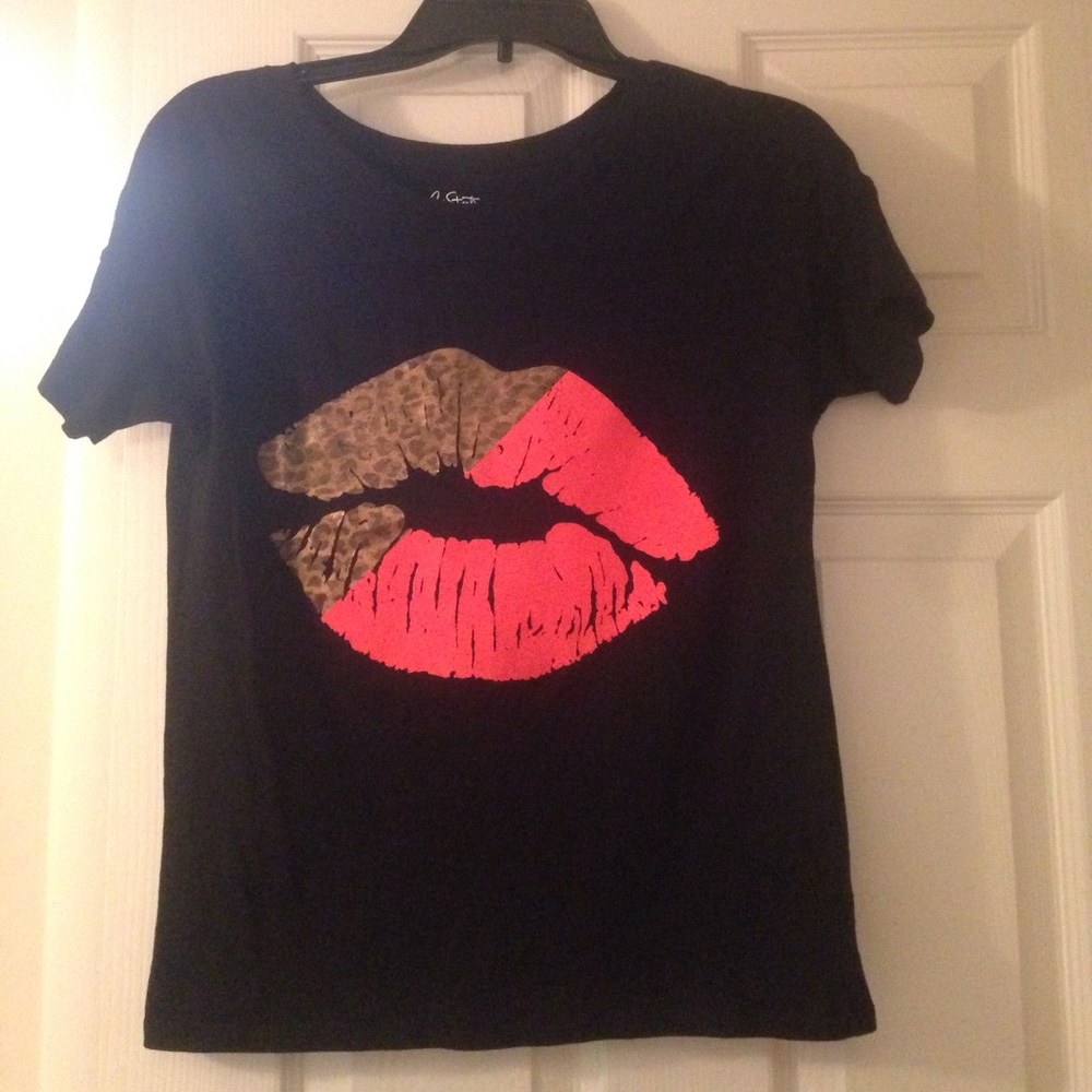 Lip tee