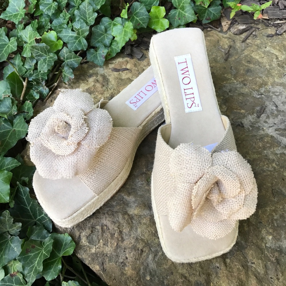 New Two Lips Wedges With Flower Detail
