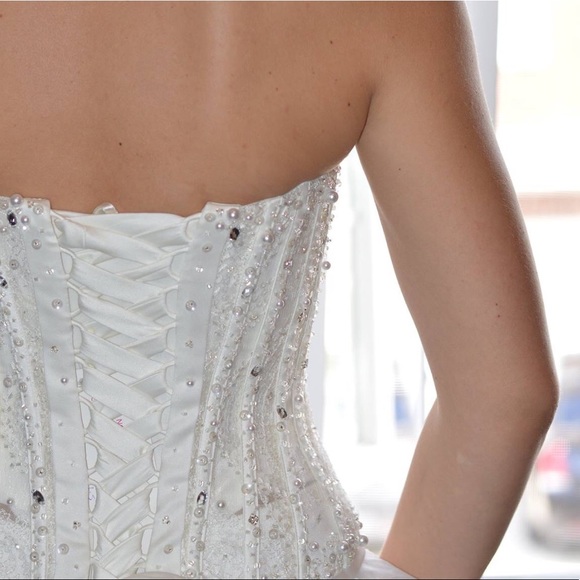 Wedding dress - Picture 5 of 8