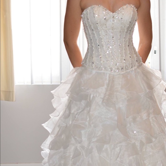 Wedding dress - Picture 2 of 8