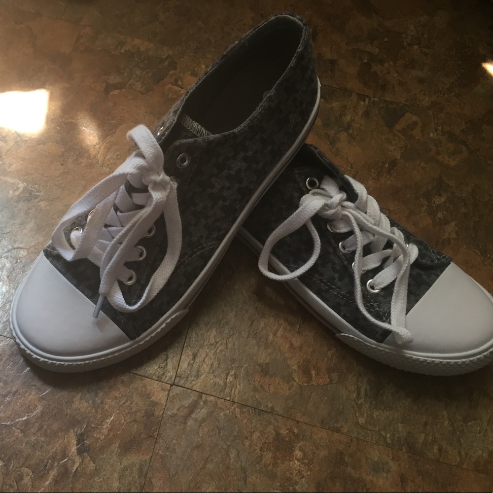 Brand new Airwalk retro gray gym shoes