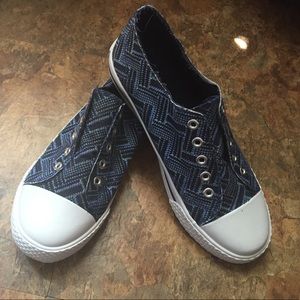Brand new Retro Blue Zigzag Airwalk gym shoes