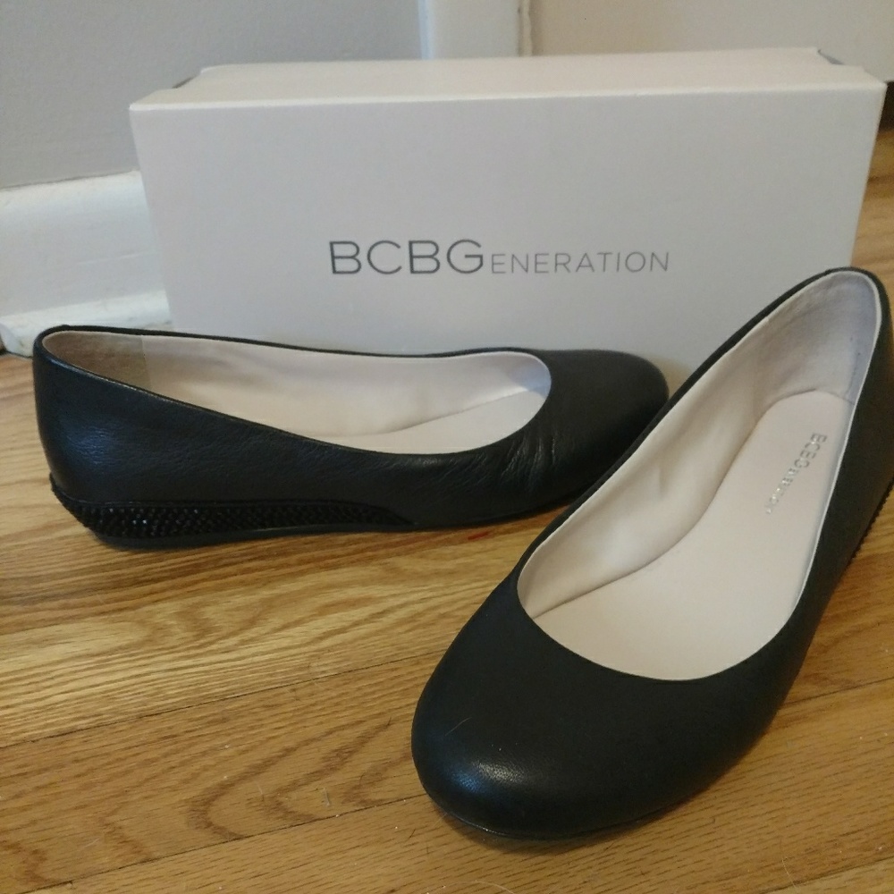 NEW IN box BCBG flats