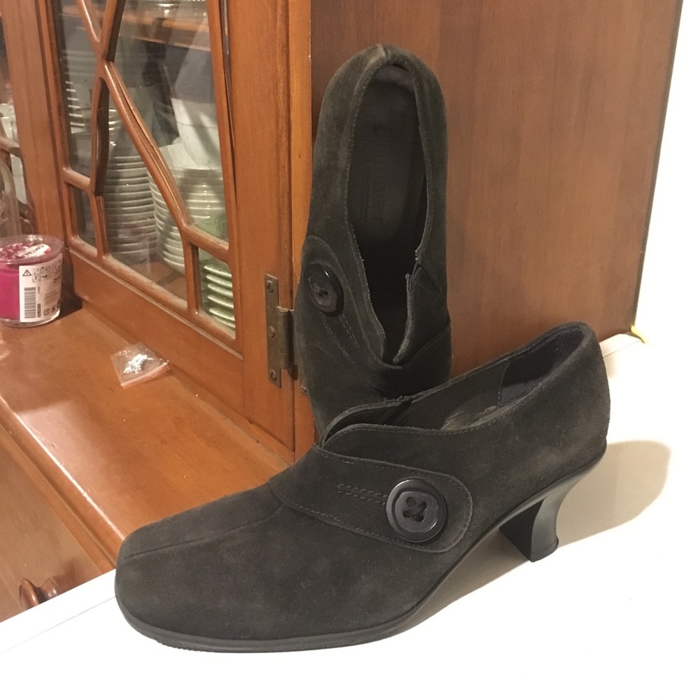 La Canadienne Heels Shootie Bootie Button Suede