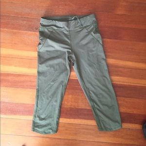 Cropped green leggings