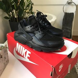 Nike Air Huaraches - Black on Black - 6