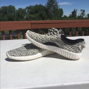 Adidas Yeezy Boost(Fake but look real)