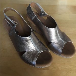 Clarks Helio Float wedges size 6 metallic
