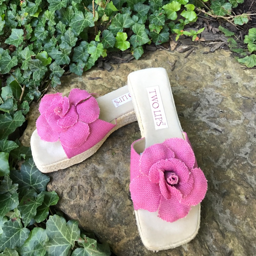 Two Lips Wedges With Flower Detail