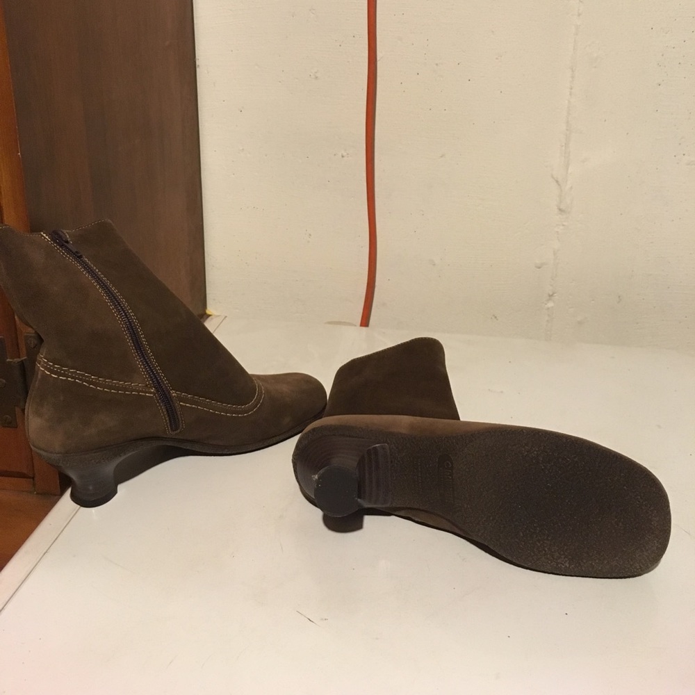 La Canadienne brown suede boots