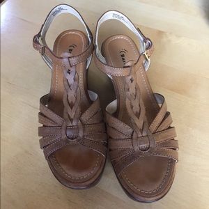 Bare Traps Diamond wedge sandals sz 6 auburn