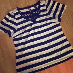 👚✨White House Black Market Top✨👚