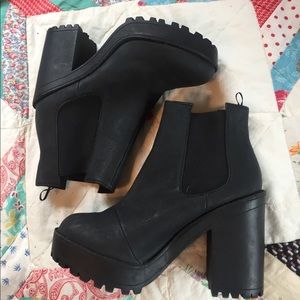 H&M Chunky Heeled Chelsea Boot