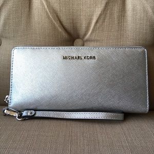 Brand NEW Michael Kors Leather Wallet Clutch