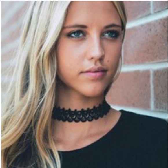 Black Lace Choker - Picture 2 of 7