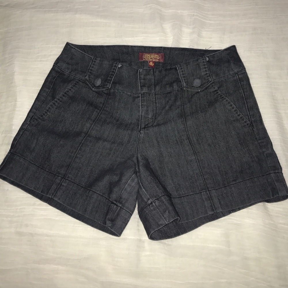 Middle waisted shorts