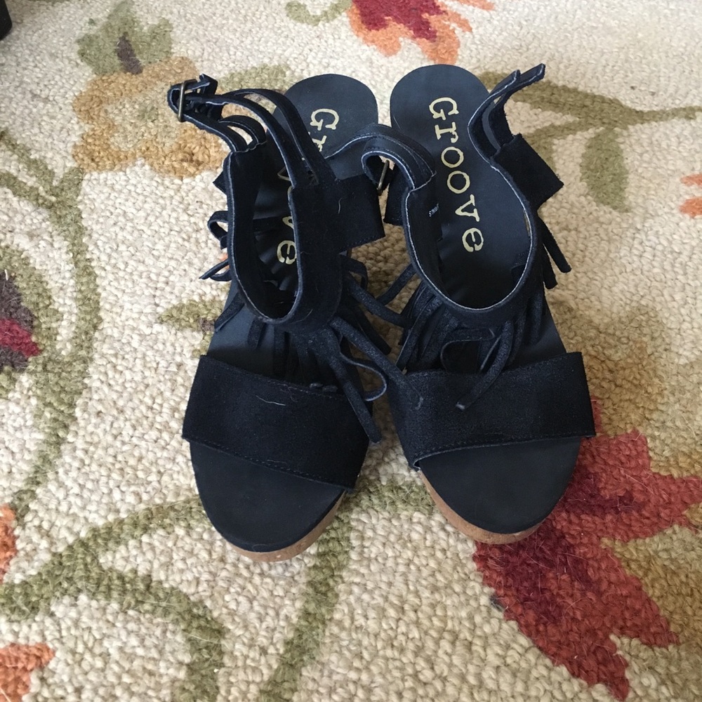 Groove brand pumps with fringe