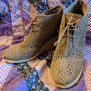 Tom's cutout wedges