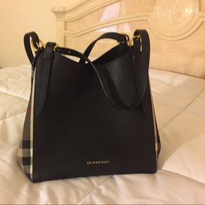 Burberry shoulder bag.