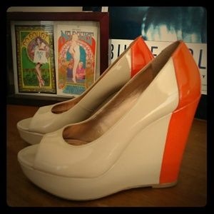 BCBG open toe wedge heel - NUDE + ORANGE !