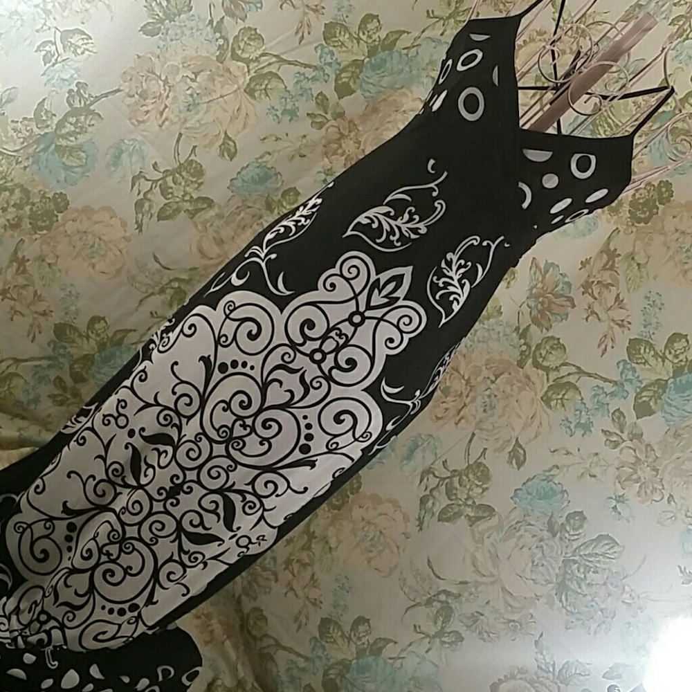 BLACK & WHITE MAXI DRESS