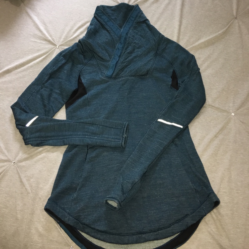 Lululemon Athletica Sweatshirt.
