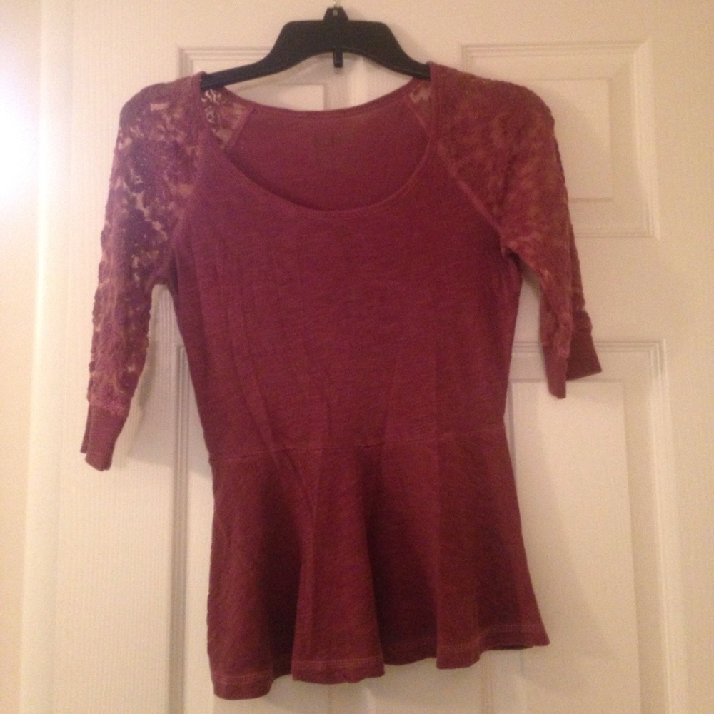 Blouse with laced sleeves