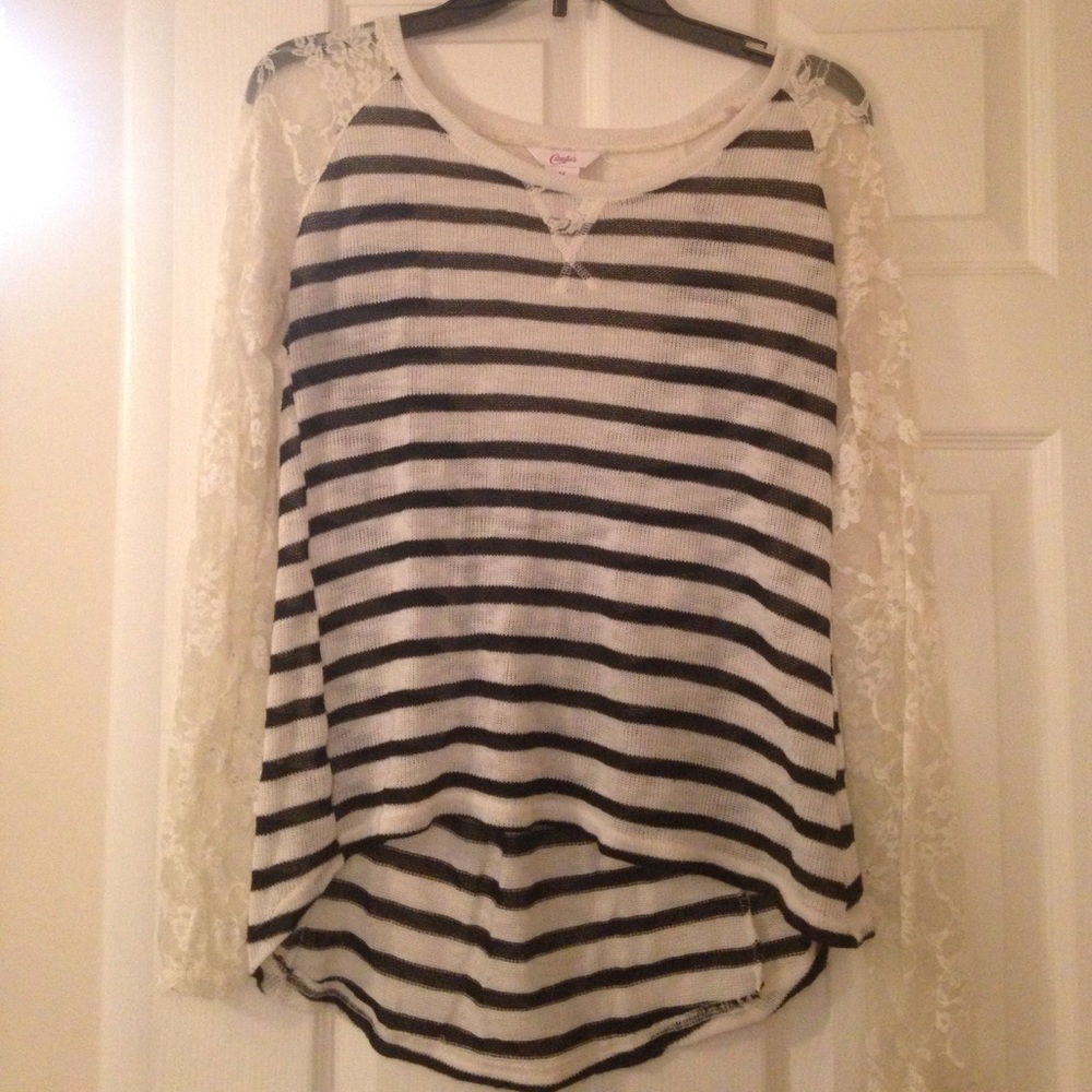 Black and white stripped blouse w/ laced sleeves