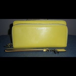 COACH YELLOW LEATHER DOUBLE ZIP ACCORD. WRISTLET