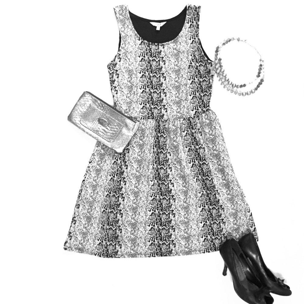 Stretchy, Black and white snakeskin pattern dress!