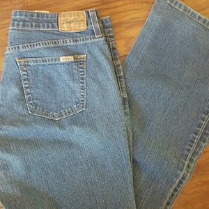 Great condition Levis low rise bootcut 12L