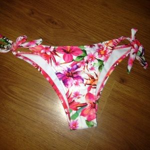 flower patterned bikini bottoms (medium)