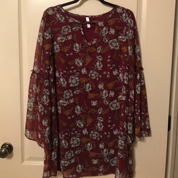 Floral dress with bell sleeves - Picture 1 of 3