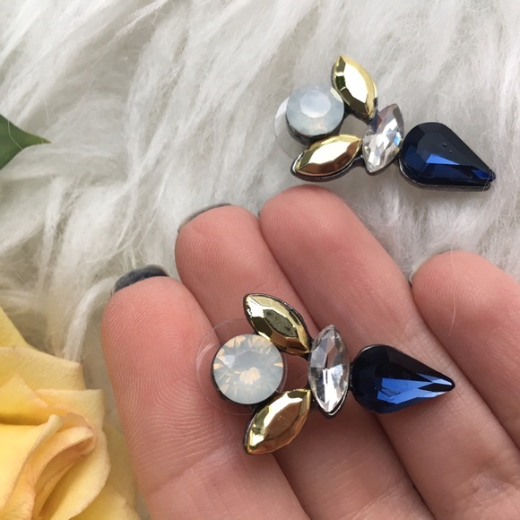 Statement rhinestone stud earrings blue - Picture 2 of 3