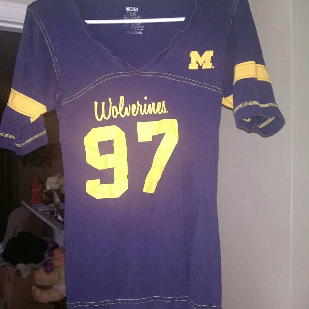 Michigan Wolverines low cut tee shirt