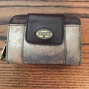 Fossil wallet- good condition!!
